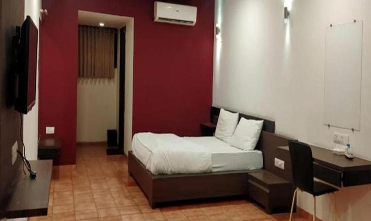 Hotel Sun N Step Club Ahmedabad Bagian luar foto