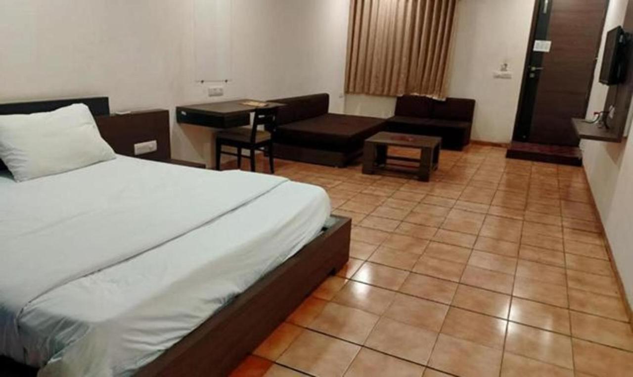 Hotel Sun N Step Club Ahmedabad Bagian luar foto