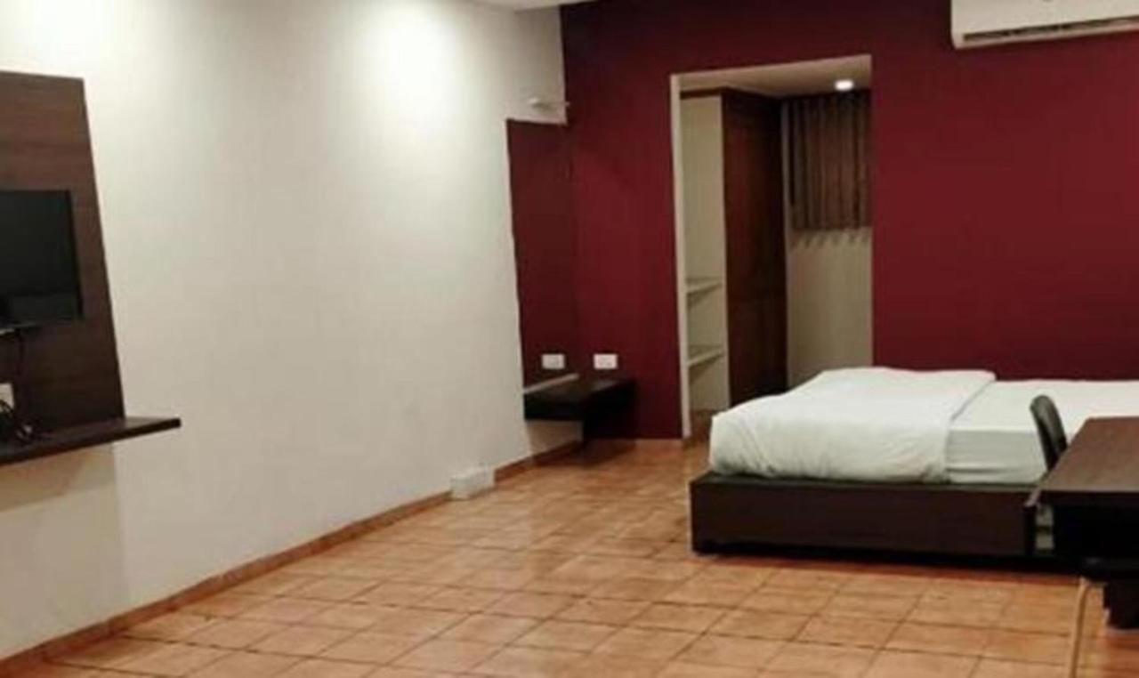 Hotel Sun N Step Club Ahmedabad Bagian luar foto