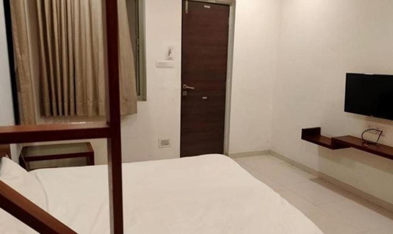 Hotel Sun N Step Club Ahmedabad Bagian luar foto