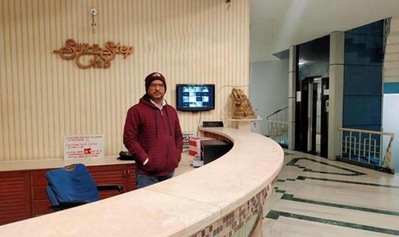Hotel Sun N Step Club Ahmedabad Bagian luar foto
