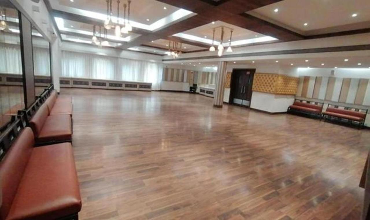 Hotel Sun N Step Club Ahmedabad Bagian luar foto