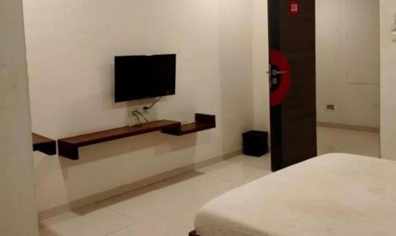 Hotel Sun N Step Club Ahmedabad Bagian luar foto