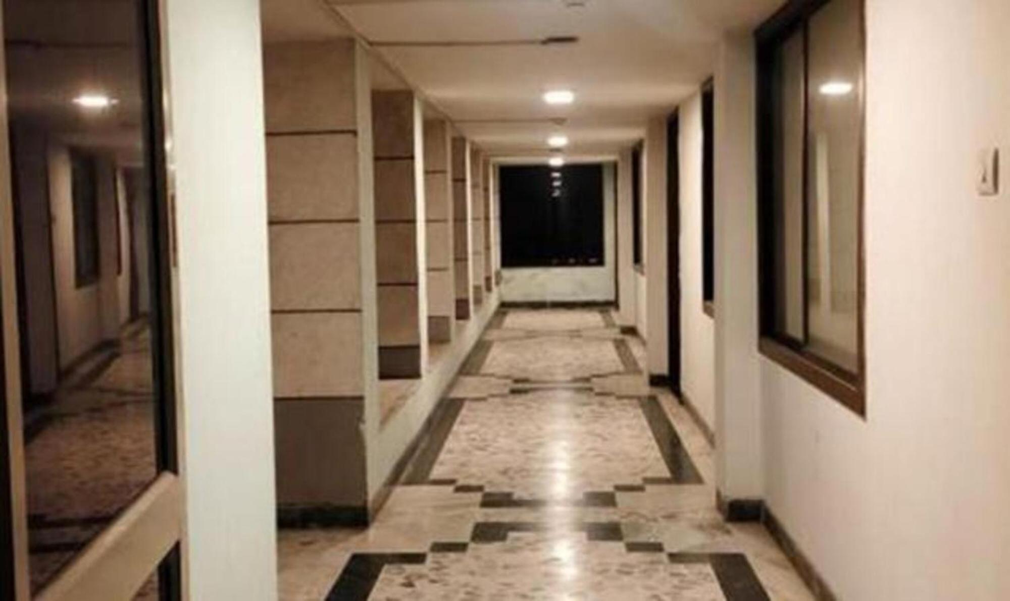 Hotel Sun N Step Club Ahmedabad Bagian luar foto