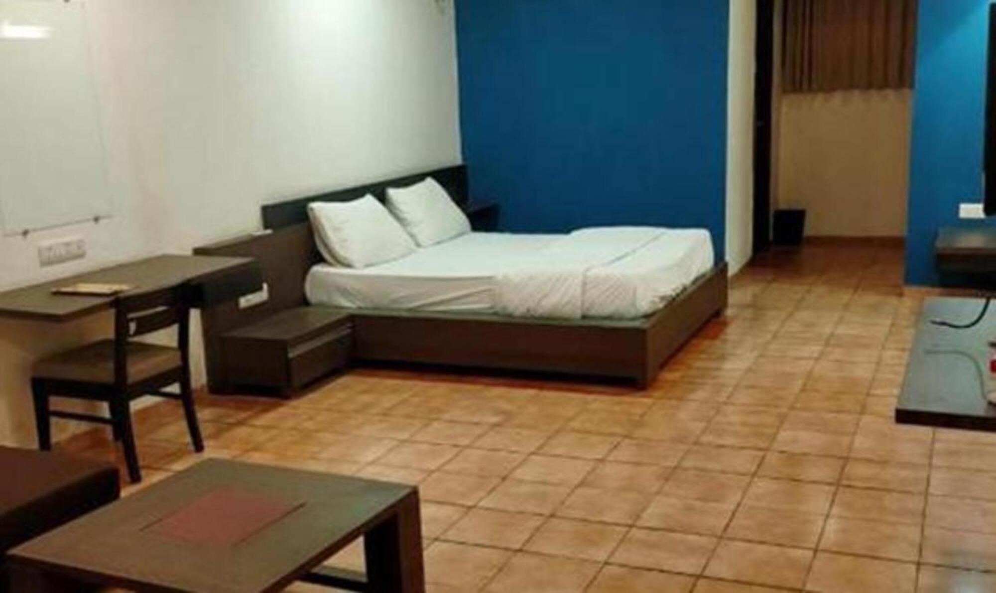 Hotel Sun N Step Club Ahmedabad Bagian luar foto