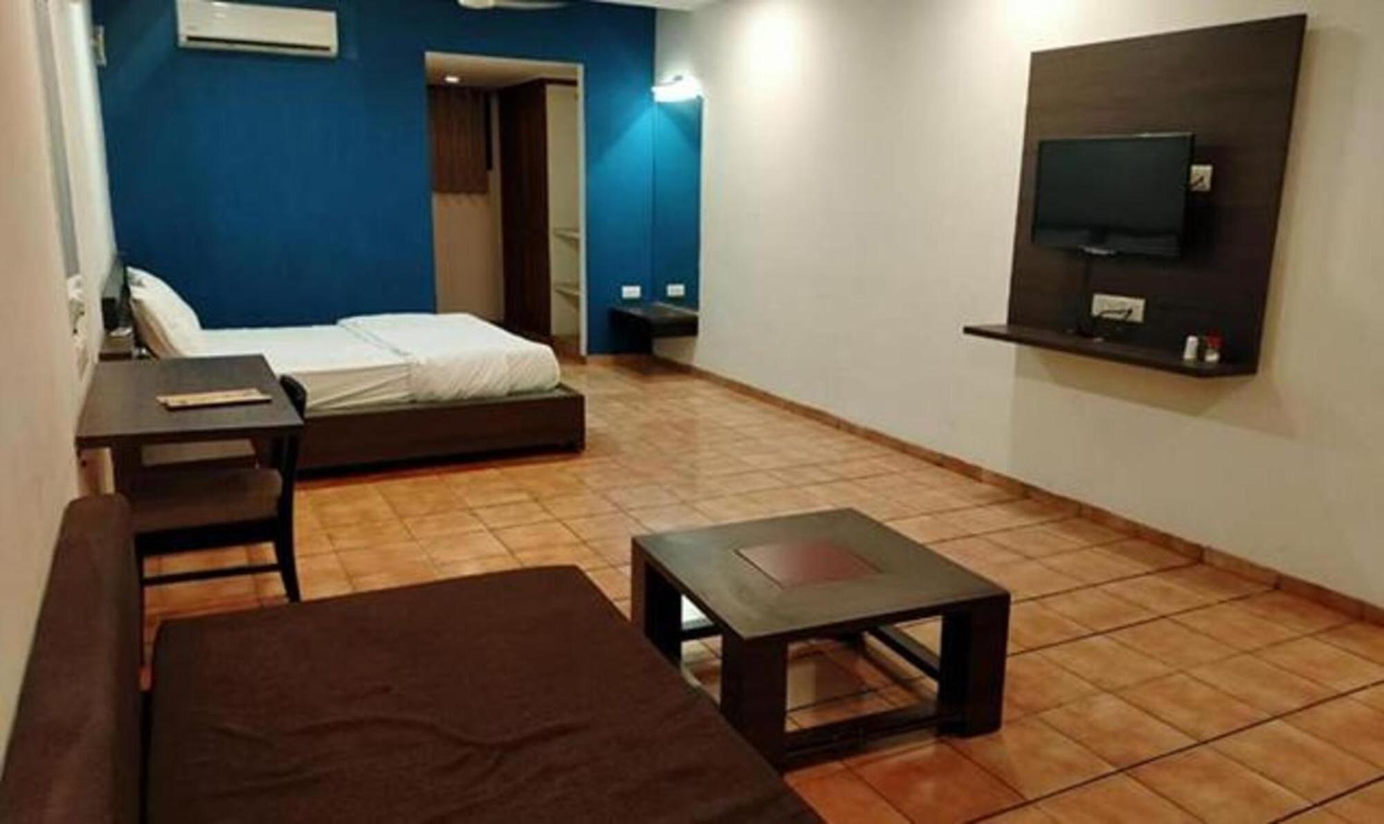 Hotel Sun N Step Club Ahmedabad Bagian luar foto