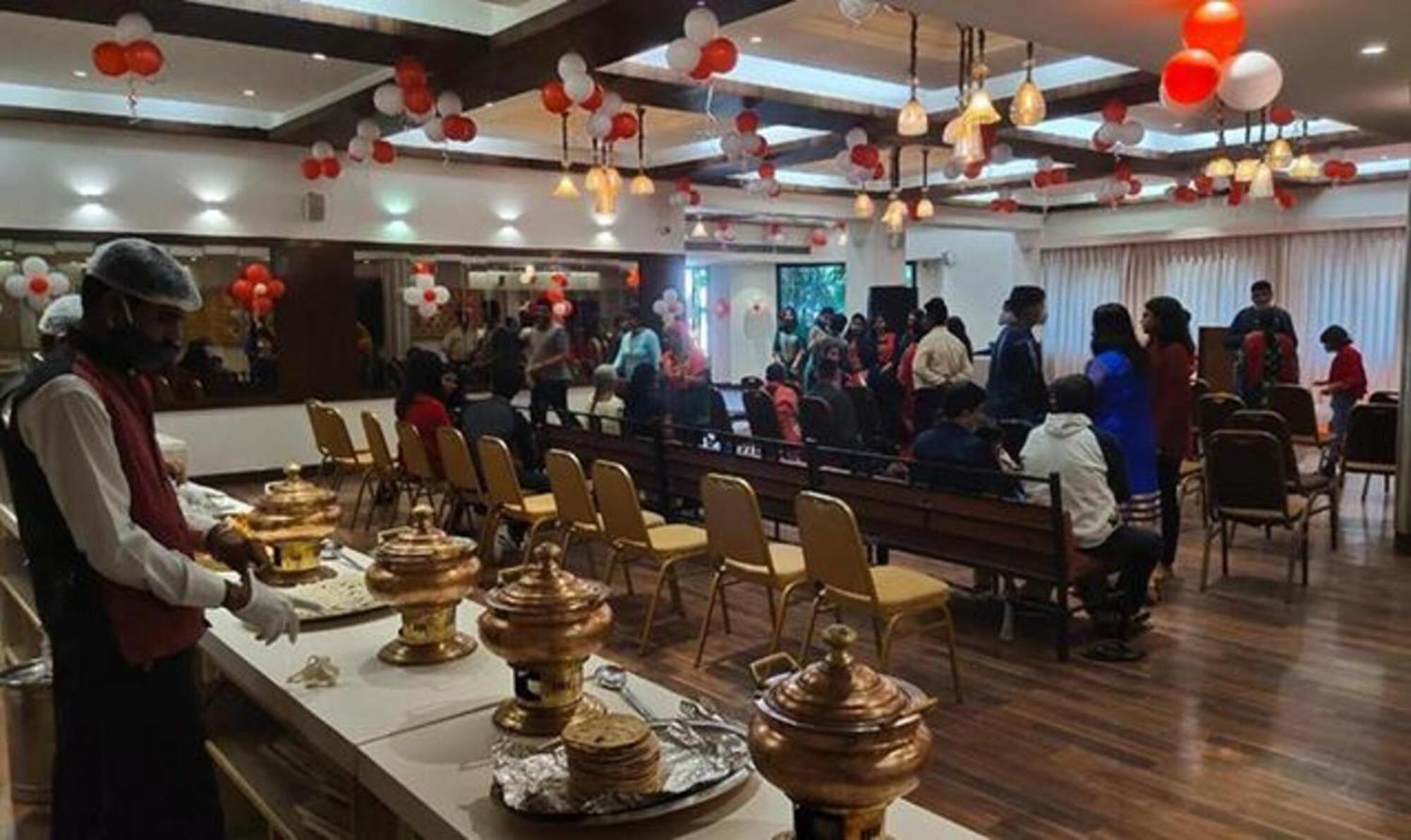 Hotel Sun N Step Club Ahmedabad Bagian luar foto