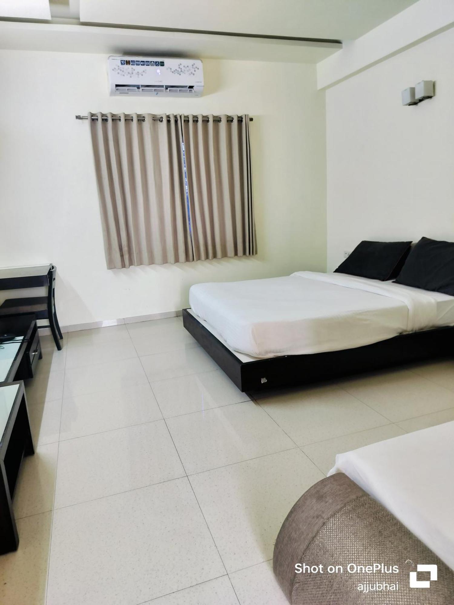 Hotel Sun N Step Club Ahmedabad Bagian luar foto