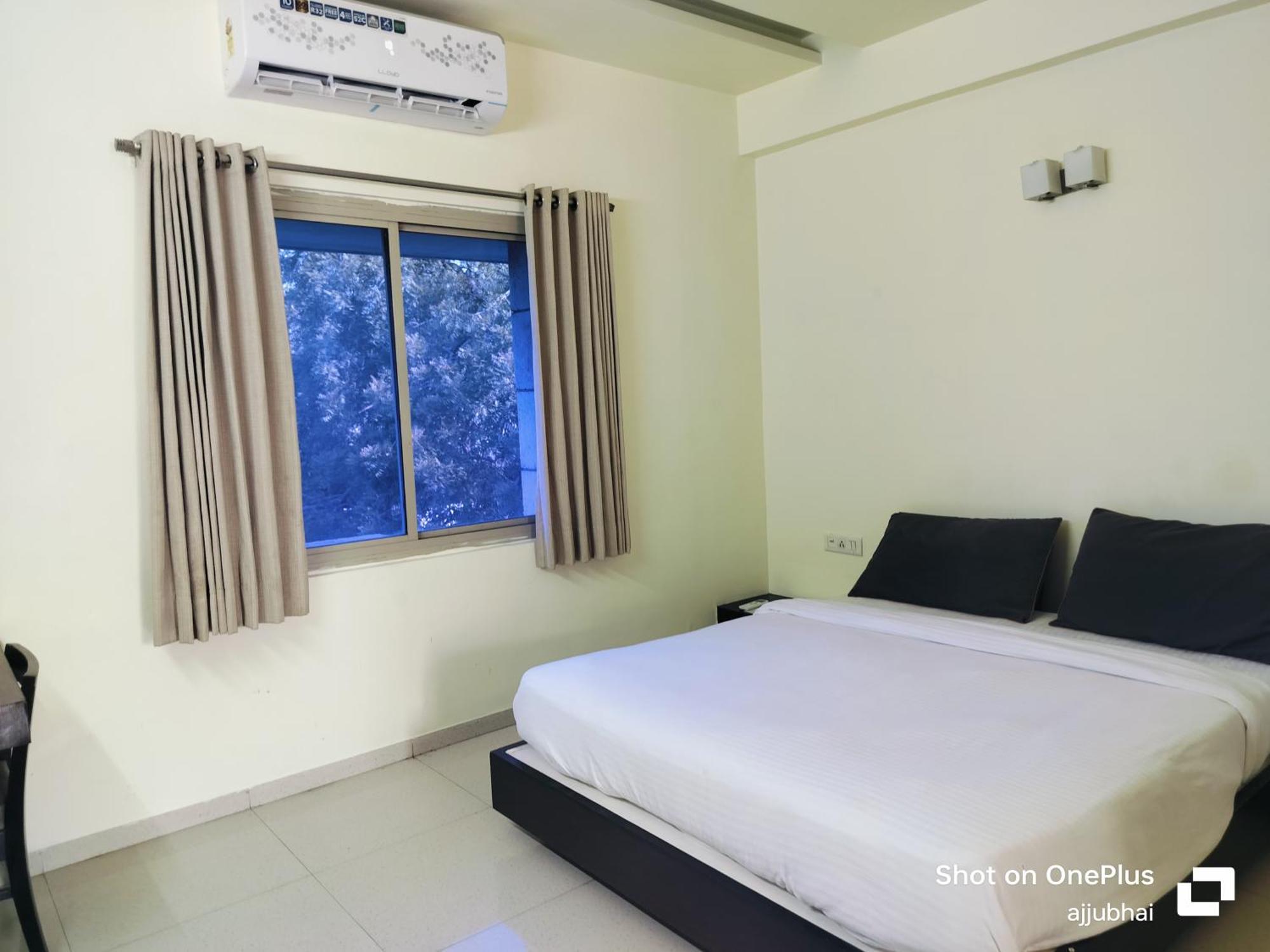 Hotel Sun N Step Club Ahmedabad Bagian luar foto