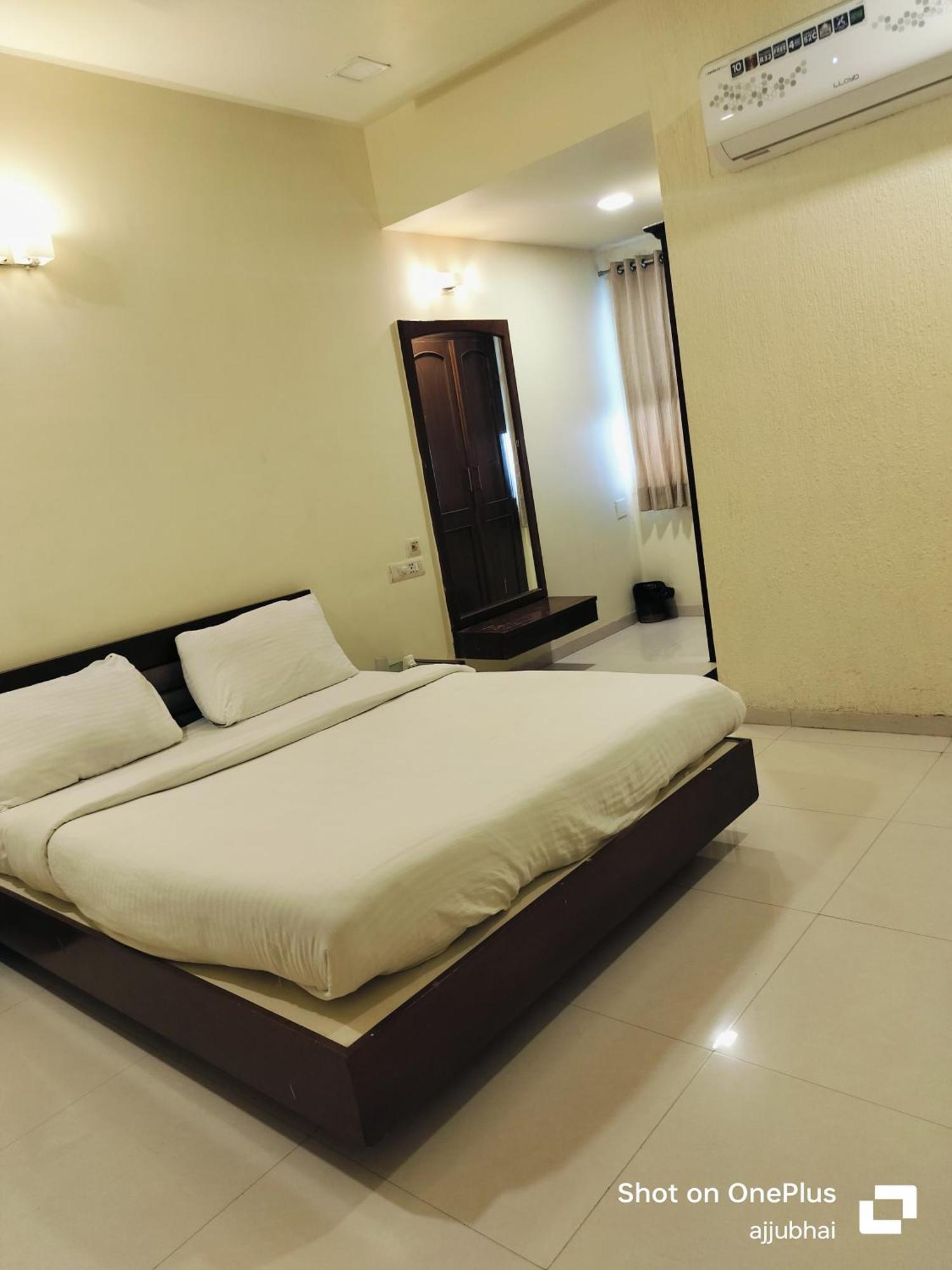 Hotel Sun N Step Club Ahmedabad Bagian luar foto