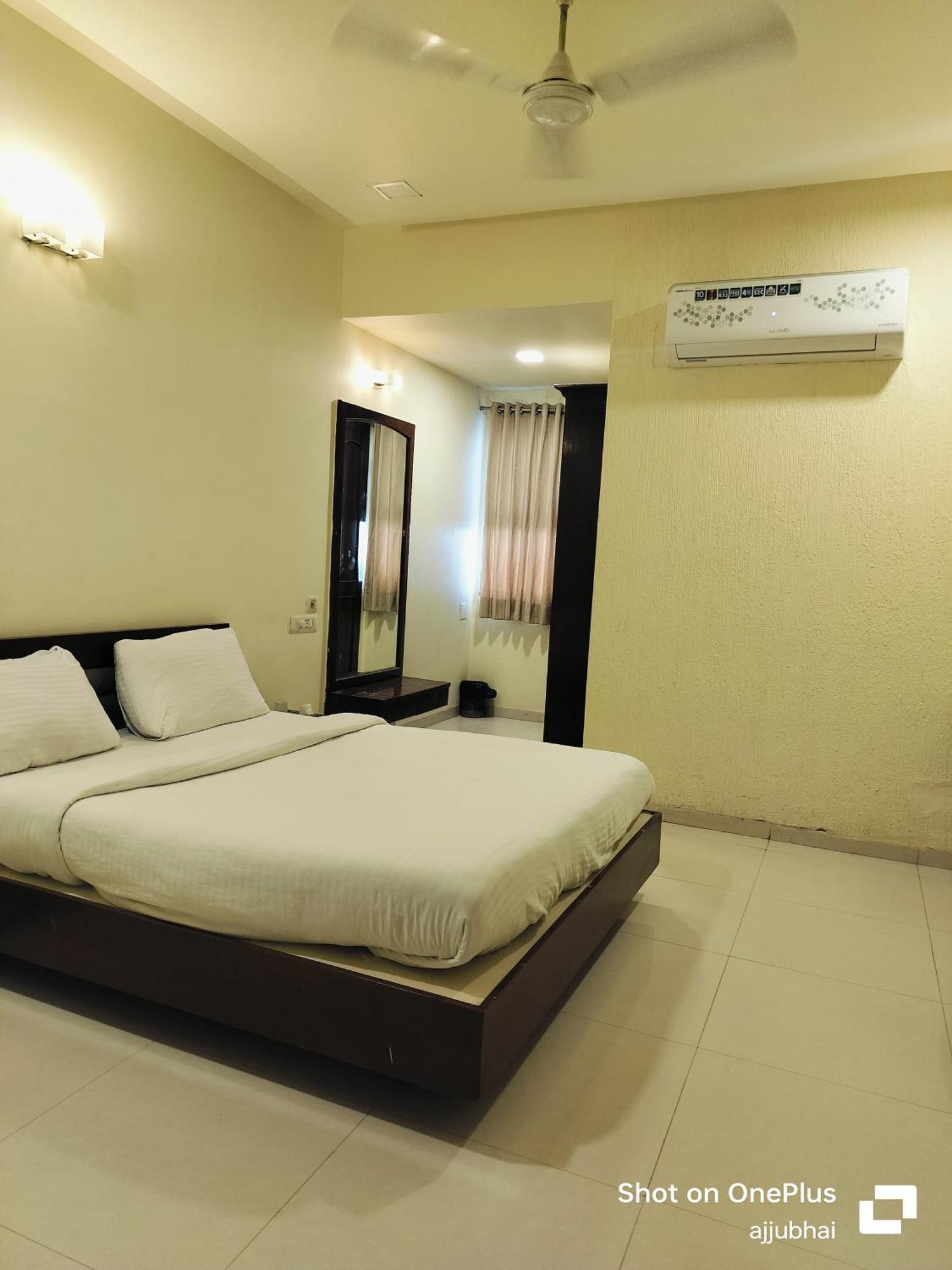 Hotel Sun N Step Club Ahmedabad Bagian luar foto